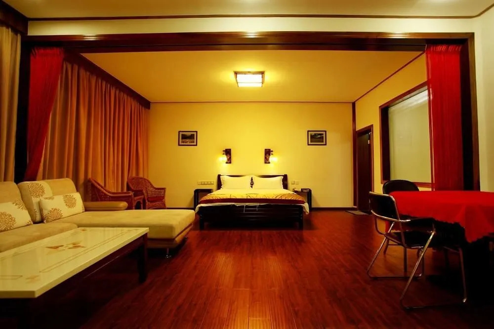 Red Eight Commercial Hotel