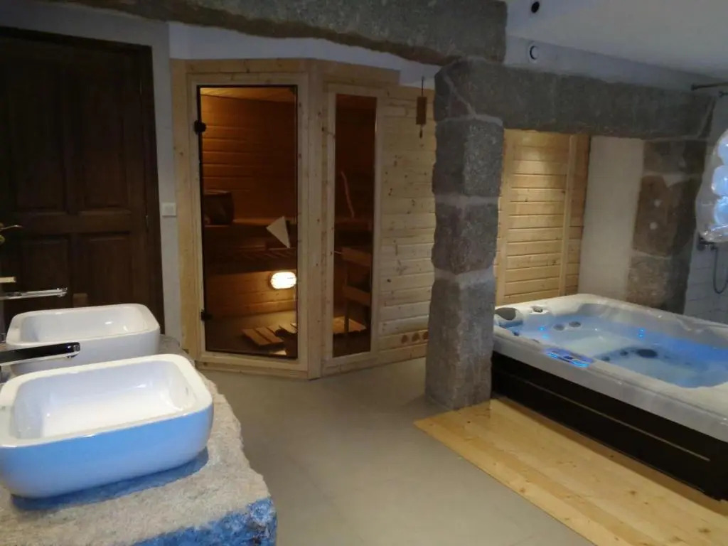 Charme Rural avec Piscine Privée et Animaux Acceptés - FR-1-496-200