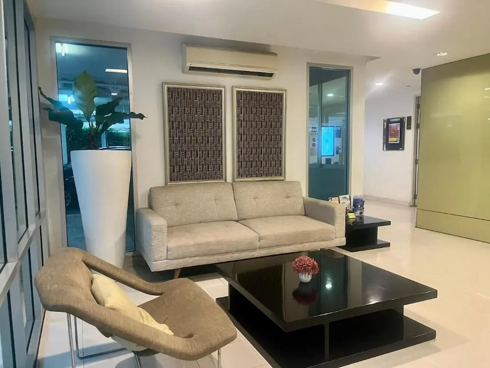 1BR Condo 5 Min to BTS 1000mbps Fiber Wi-fi Great Location