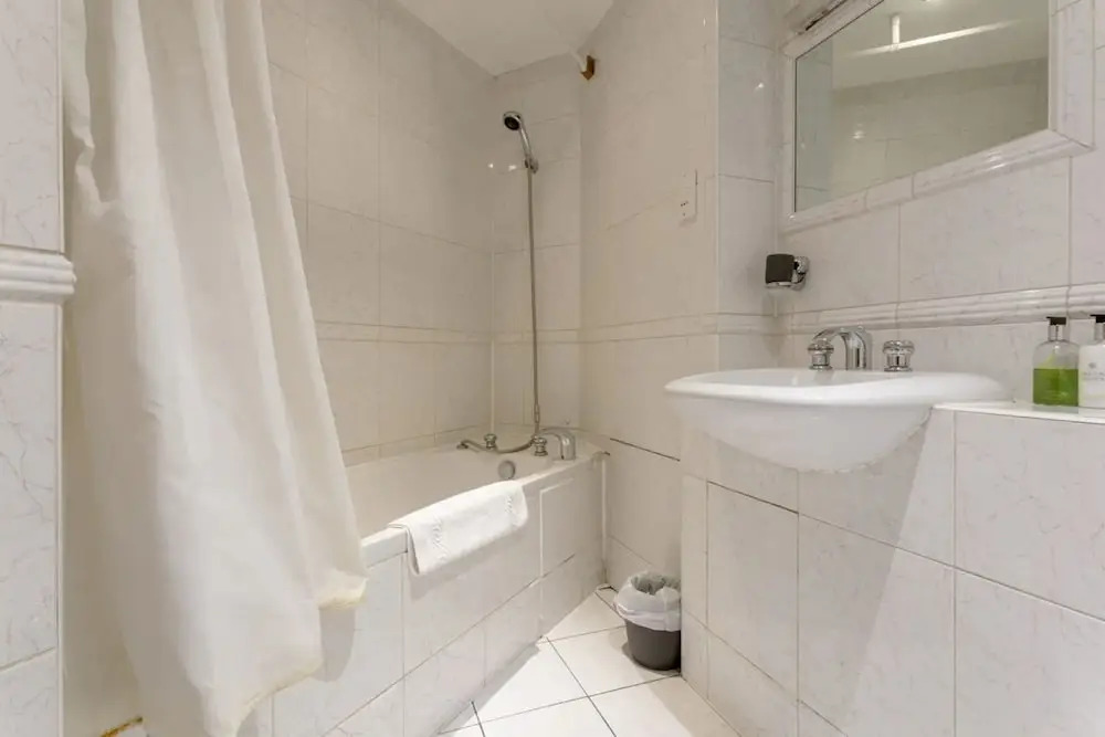Large & Central 2BD Flat - Tower Hill
