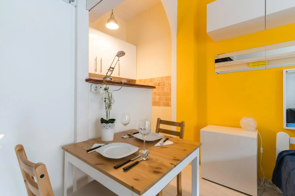 Sunny Studio with Balcony in Party District