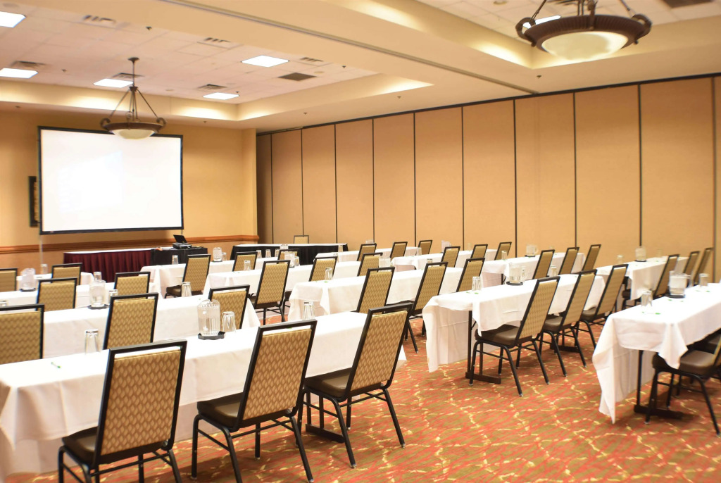 Ramada by Wyndham Sioux Falls Airport - Waterpark Resort & Event Center