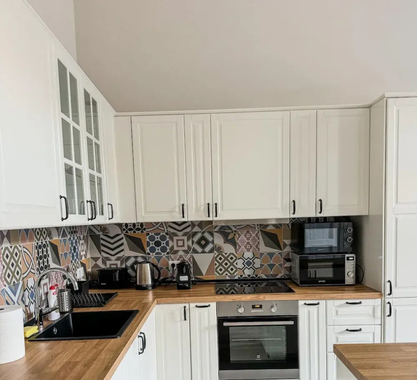 Luxury 3BR Apartment Near Basilica & Parliament