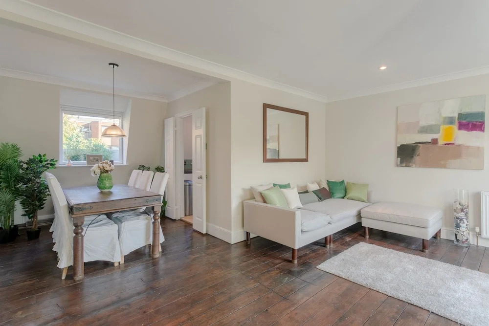 Spacious 3 Bedroom Apartment in Chelsea