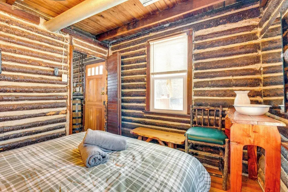 Easy Interstate Access: Original Poconos Log Cabin