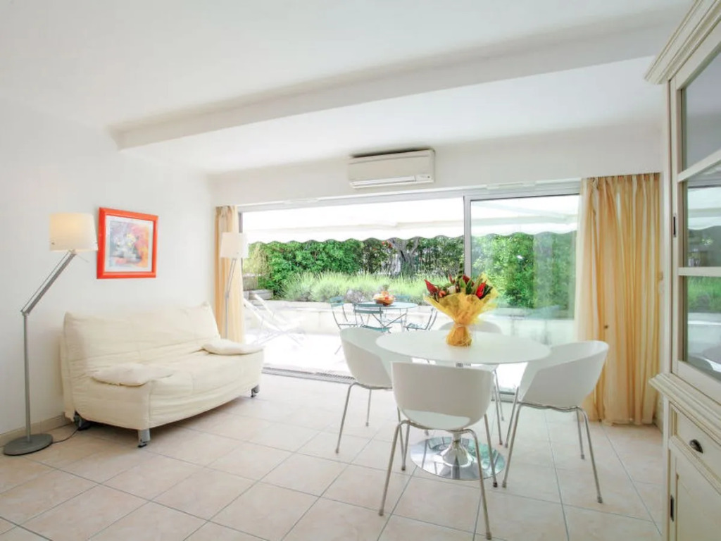 Cannes Bay 35855