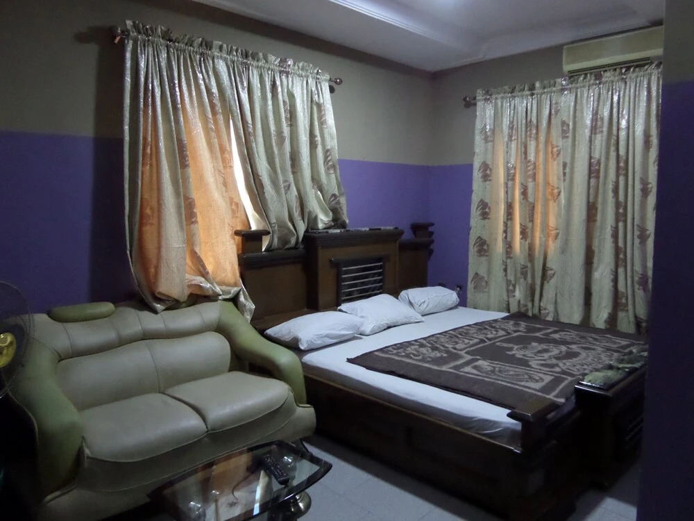 De Love Hotel