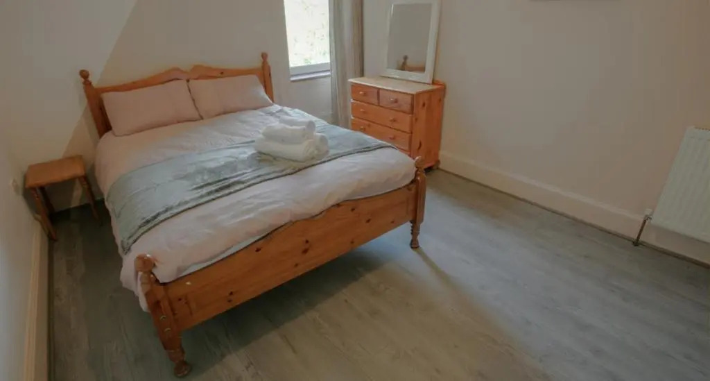 Spacious 3-Bed Apartment for Small Large Groups Close to BBC SSE Central Glasgow West End Free Parking