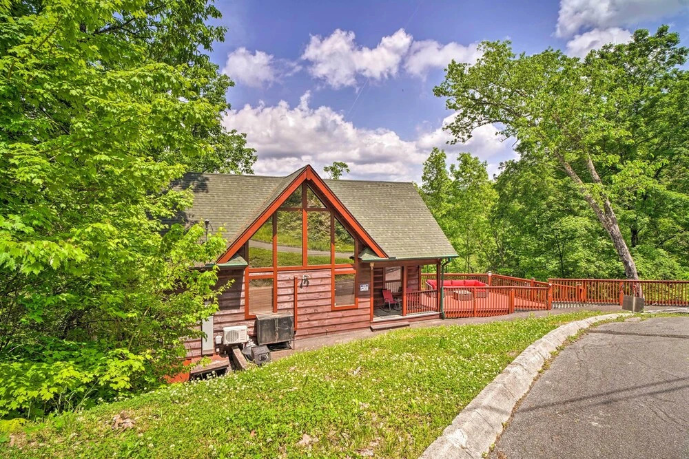 Saltwater Pool & Mtn-view Deck: Pigeon Forge Cabin