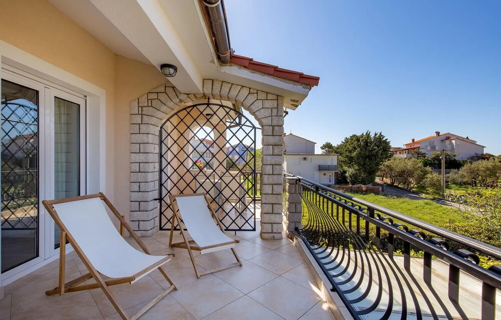 Nice Apartment in Barbat with Hot Tub, WiFi & 3 Bedrooms