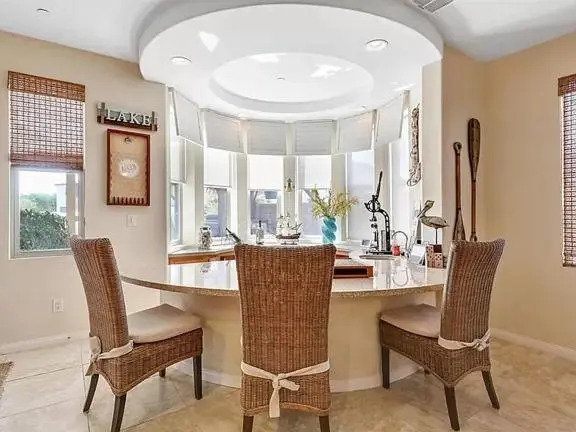 Terra Lago Lakehouse Villa, close to golf, tennis, festivals and shopping!