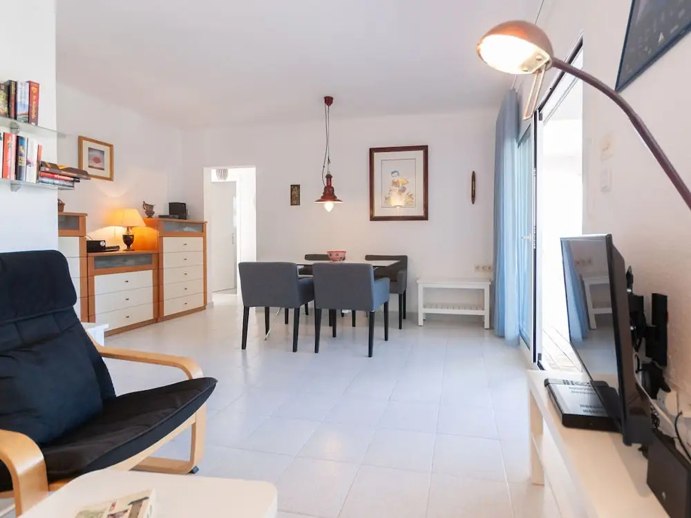 Cozy Apartment in Roses with Sea Nearby