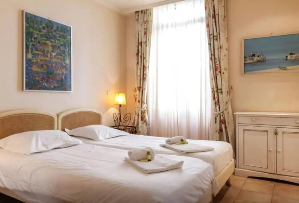 Central 1 Bedroom with 2 Bathrooms