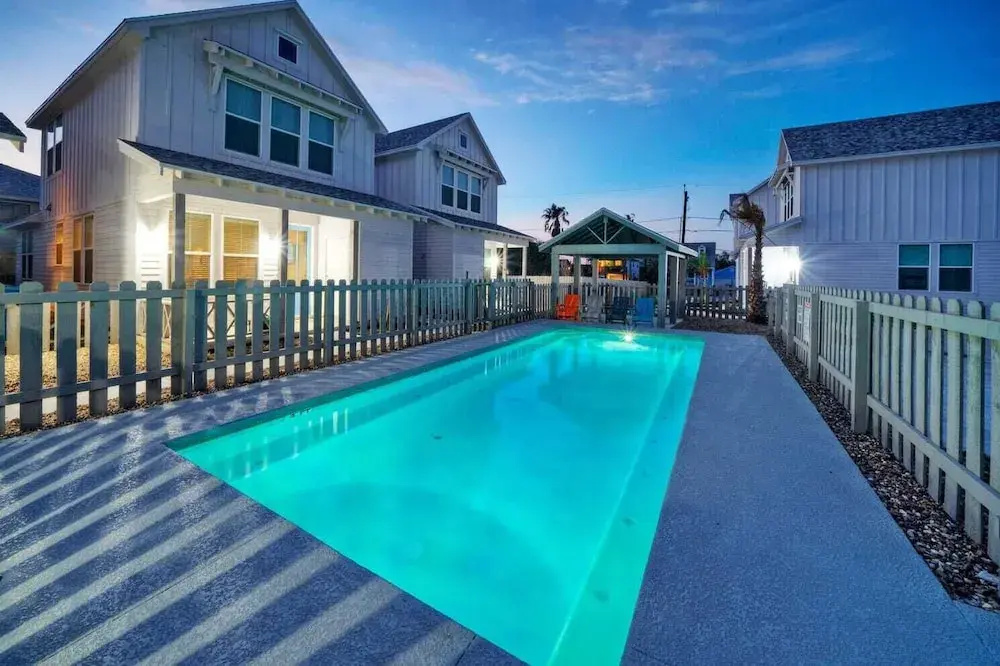 2 Homes in Old Town by Avantstay Sleeps 19, Pool, Newly Built Walk to Eats, Music, & More