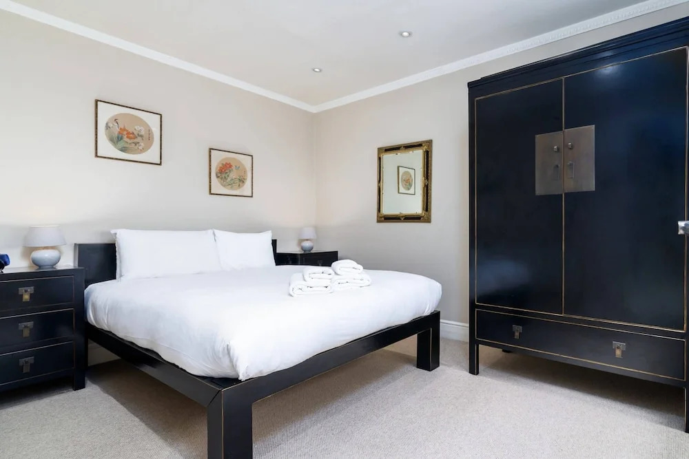 Luxury 2BR Flat in Knightsbridge W/patio, 4 Guests