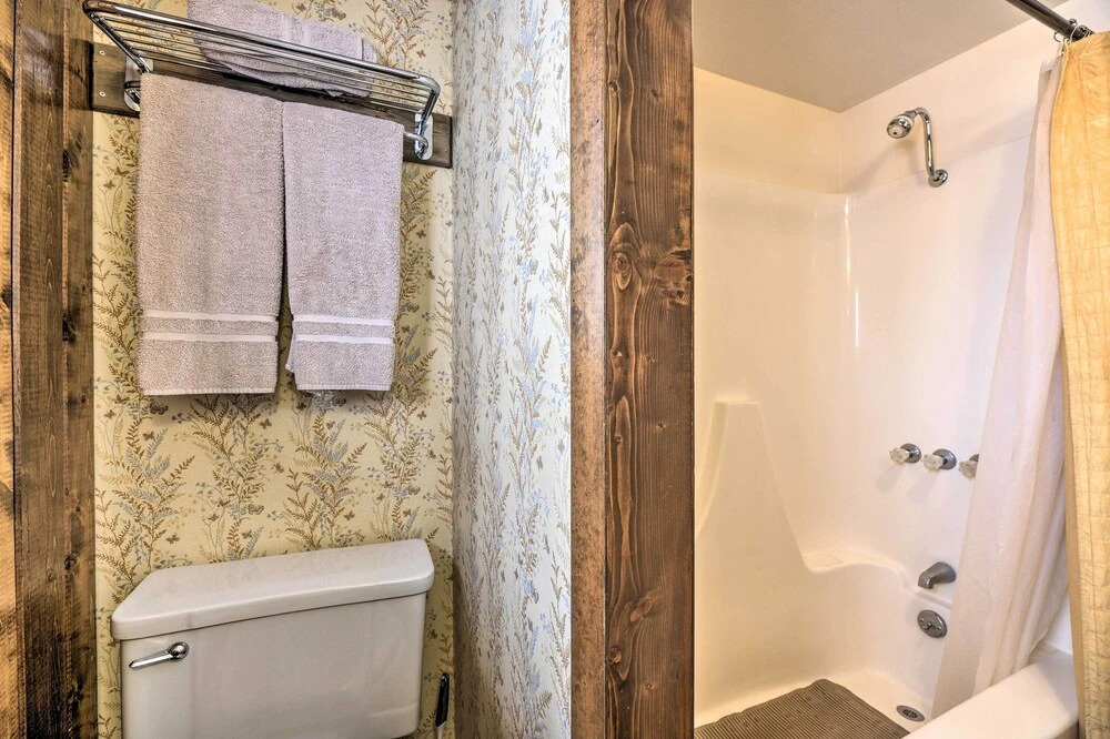 Cozy Log Cabin Escape In the Heart of Creede!