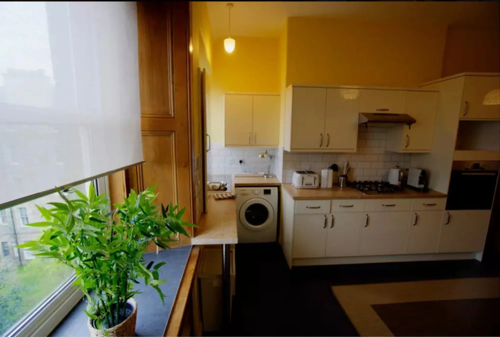 Traditional Edinburgh City Centre Flat
