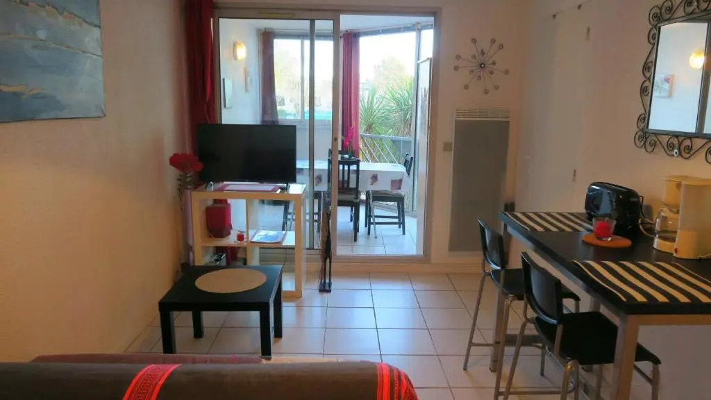 Appartement residence avec piscine a deux pas des plages