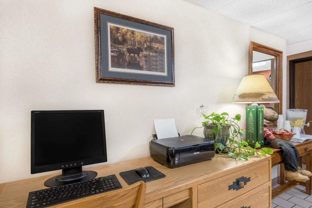 Super 8 by Wyndham Grand Rapids
