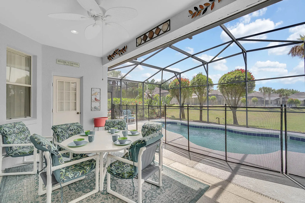 CP453TC - 4 beds pool home with game room, Davenport, US