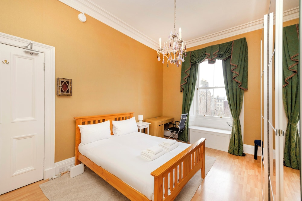 Stylish Southside Flat Near Old Town
