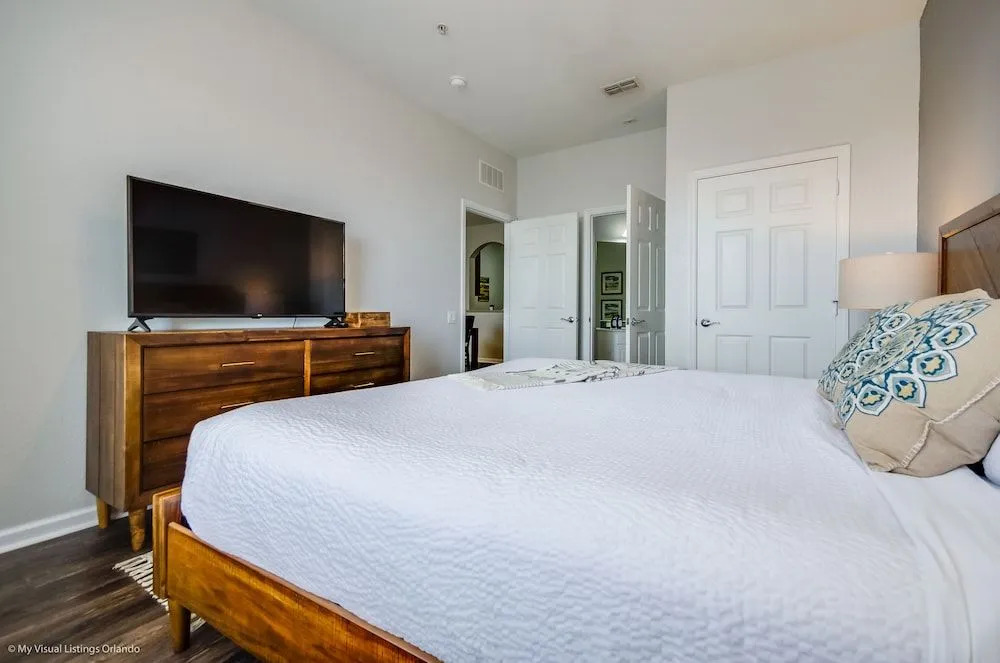 Santiago's Corner Ventura 3 Bedroom Condo by Redawning