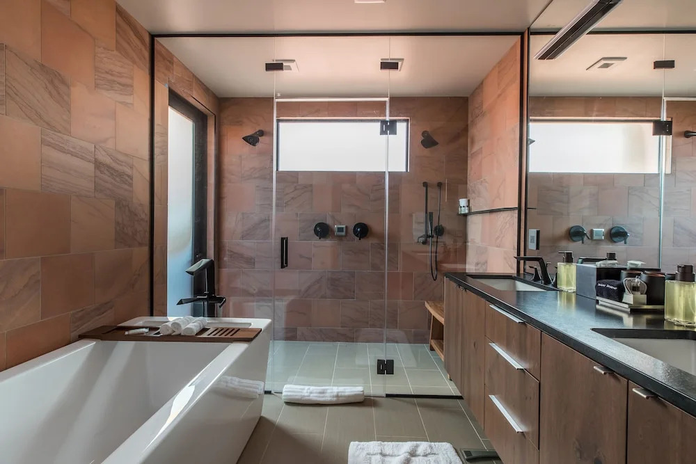 Luxury Service 3 Kings and Bunks - Sleeps 12 - Daily Housekeeping home