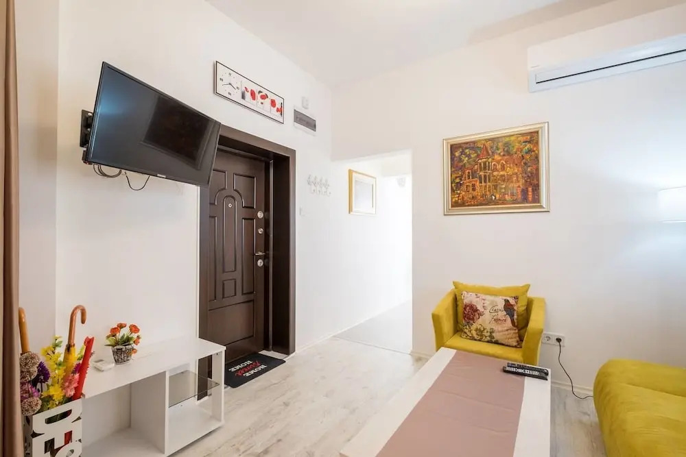 POP UP - Colourful One Bedroom Flat - TOP CENTER