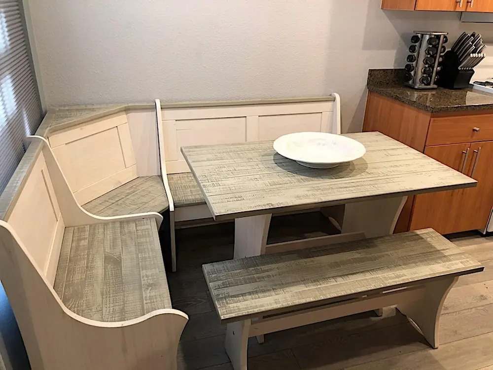 Uptown Simplicity - 3 Bedroom by Casago