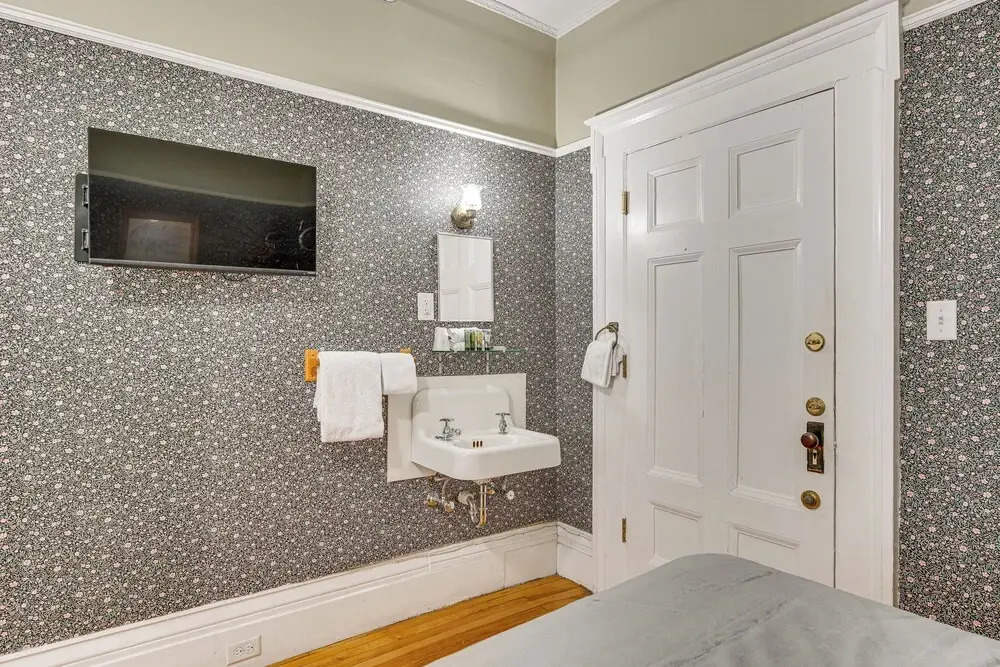 On Historic Main Street: Walkable & Quaint Apt!