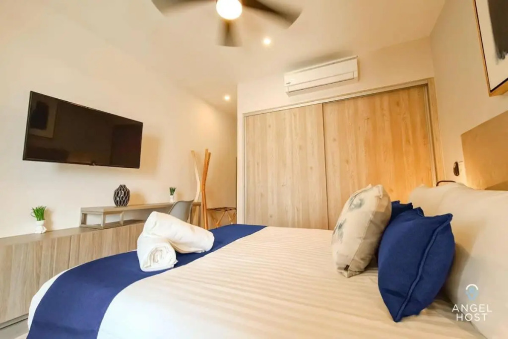 2Br W Dual Pools, Near Beach & 5Th Ave