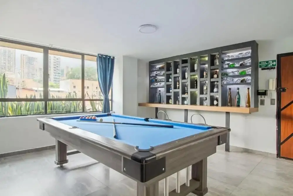2bedroom with pooltable 1 block -Lleras