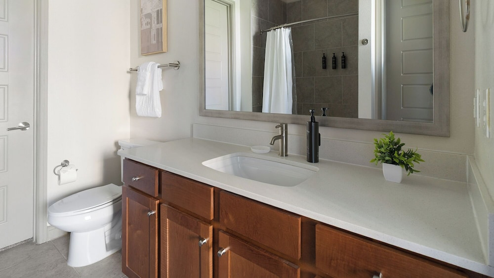 Landing Furnished Apartments Houston - Central Business District
