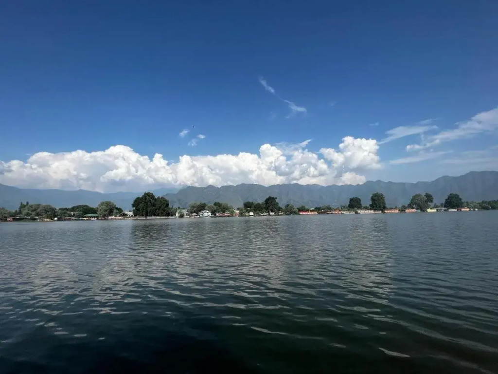 1 BR Houseboat in Nigeen Lake, Srinagar, by GuestHouser (7FFB)