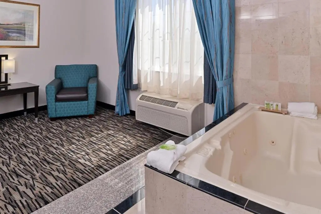 Holiday Inn Express & Suites Tacoma South - Lakewood by IHG