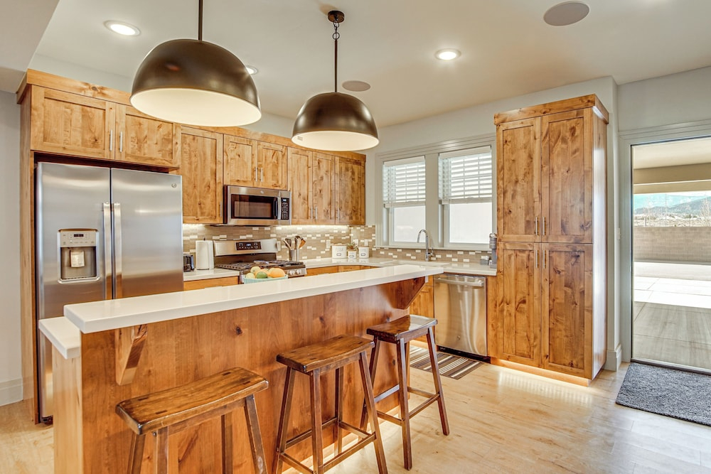 Hike, Golf & Unwind! Mtn-view Cedar City Townhome
