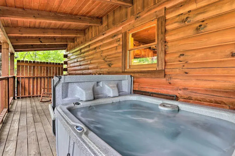 Cabin w/ Deck + Fireplace < 3 Mi to Dollywood!