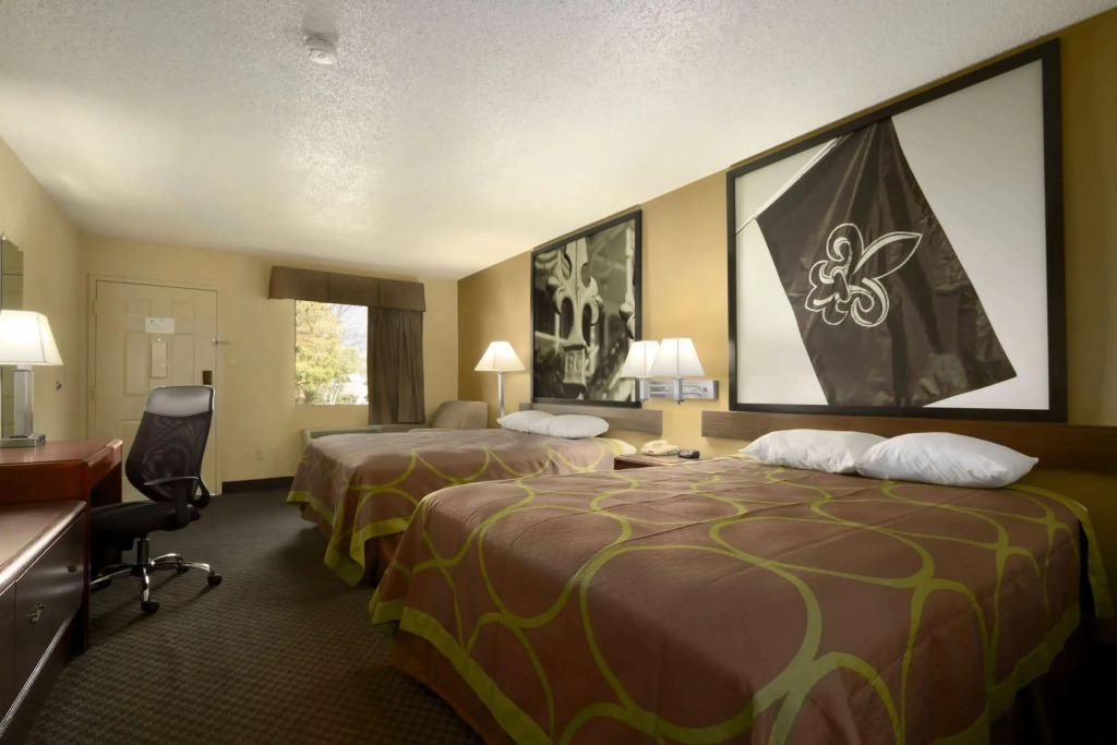 Super 8 by Wyndham Calhoun