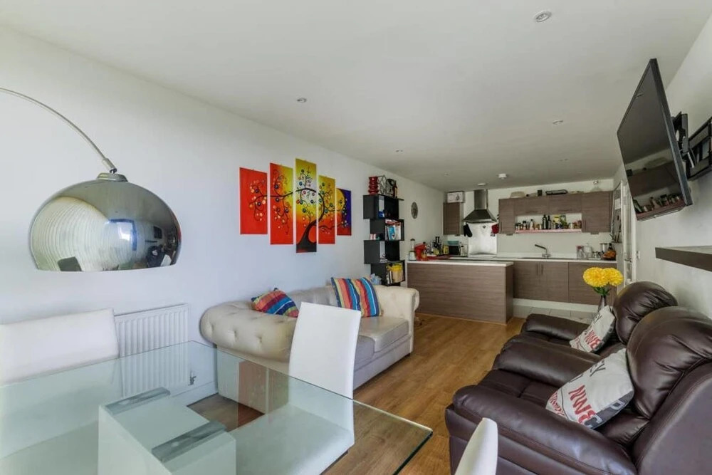 Stunning 2BR Home In Tottenham Hale W/balcony