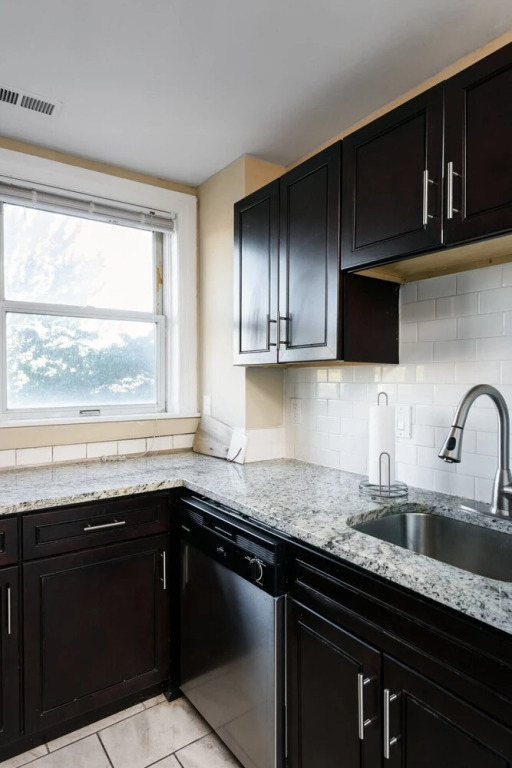 Classic CWE Apts with Full Kitchen by Zencity