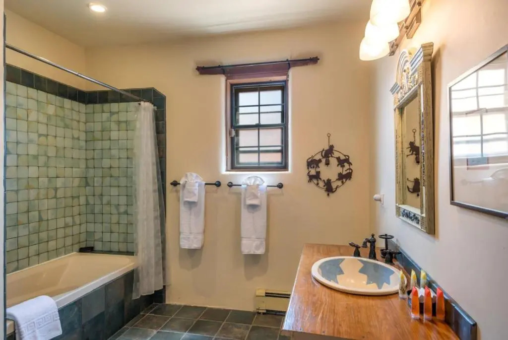 3 Bd, 5 Min. Walk To Canyon Rd, Apodaca