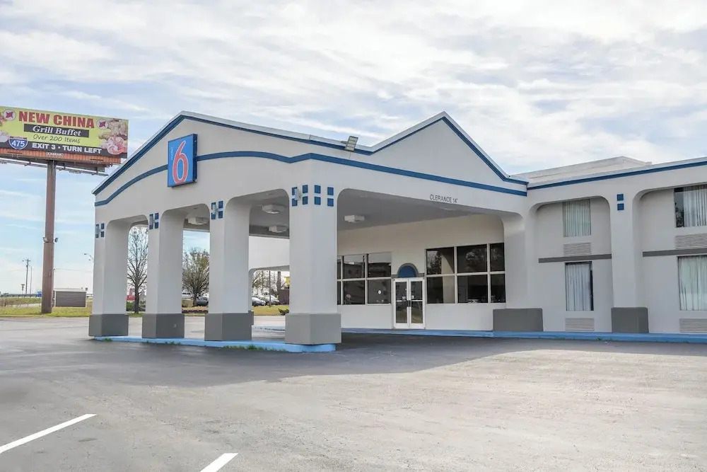 Super 8 Motel - Forsyth