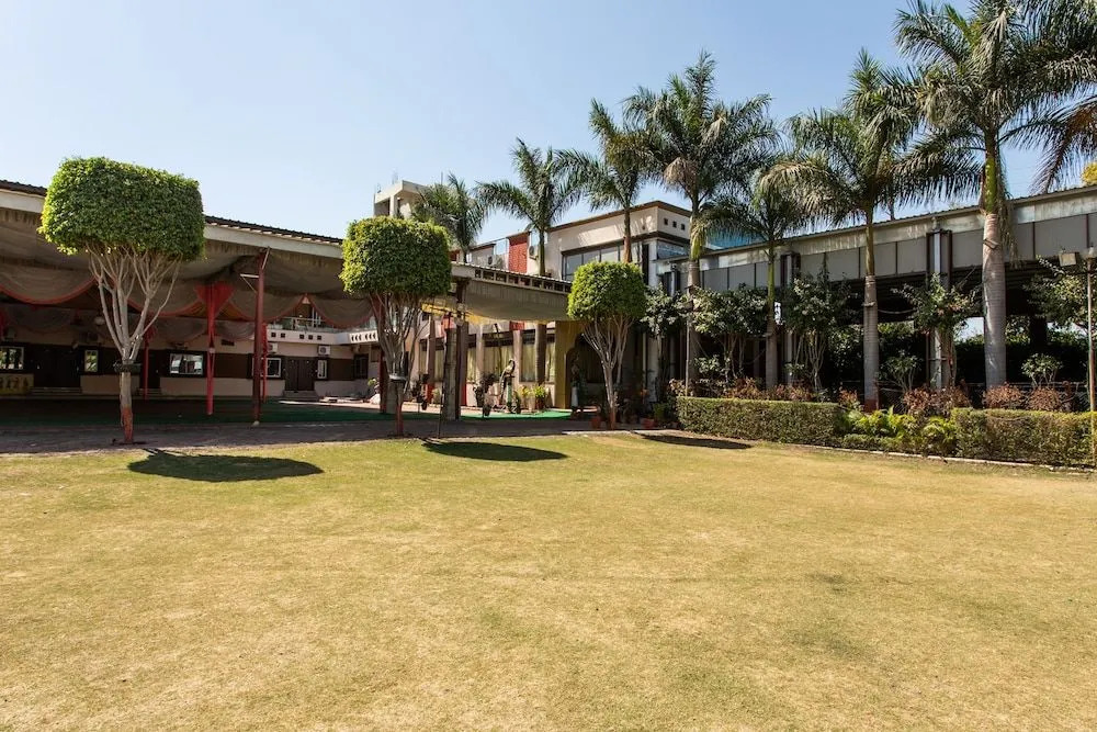 Oyo 28591 Hotel Madur Milan Garden