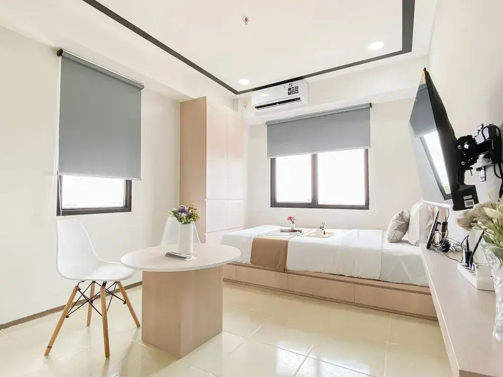 White Accent Studio At Apartment Meikarta Near Paramadina University