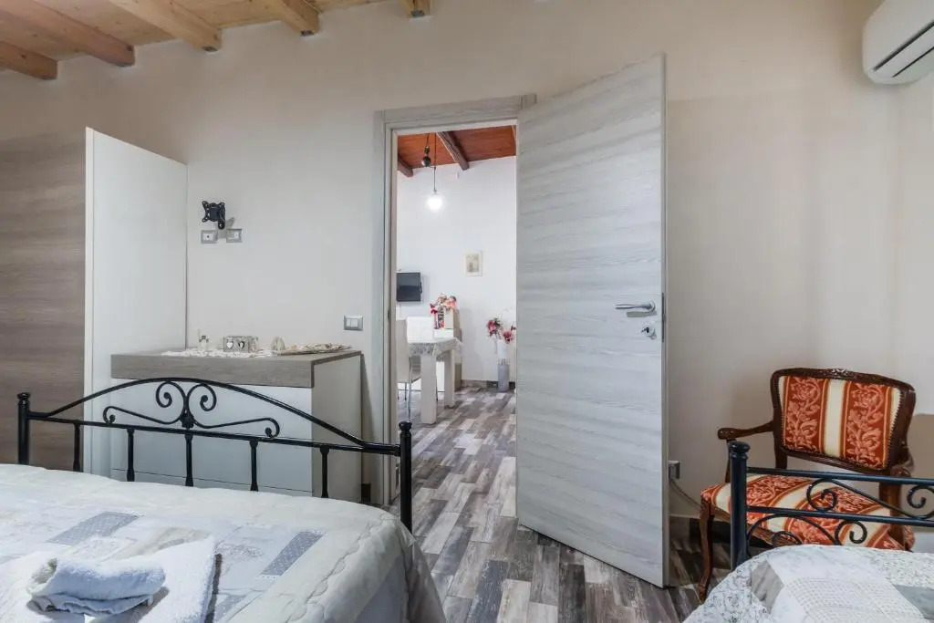 "The Cottage"with sea view, parking & wifi