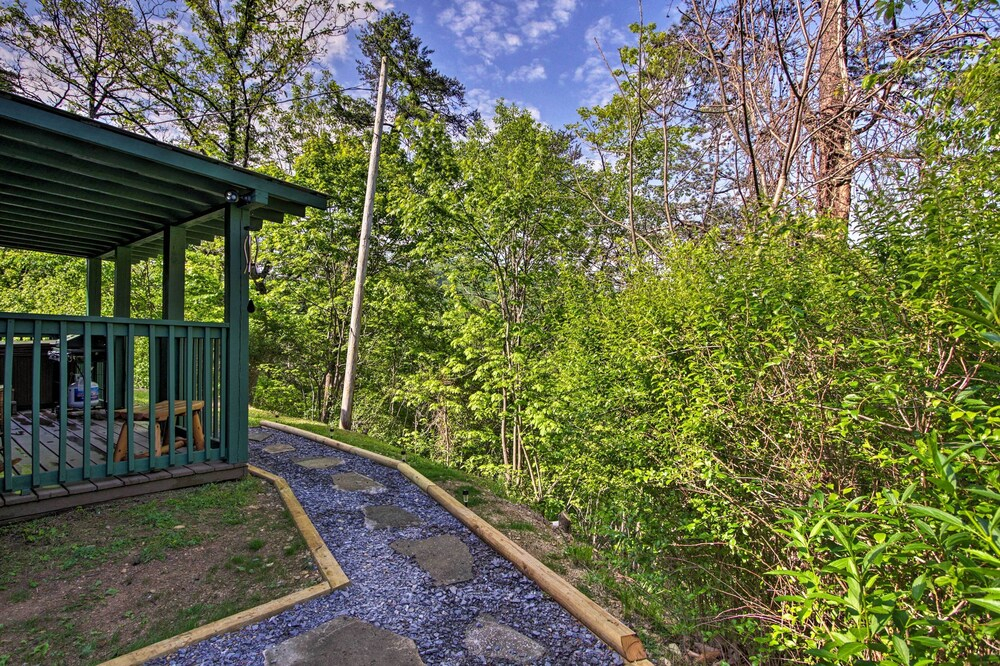 Secluded Cabin w/ Hot Tub, 3 Mi to Pigeon Forge!