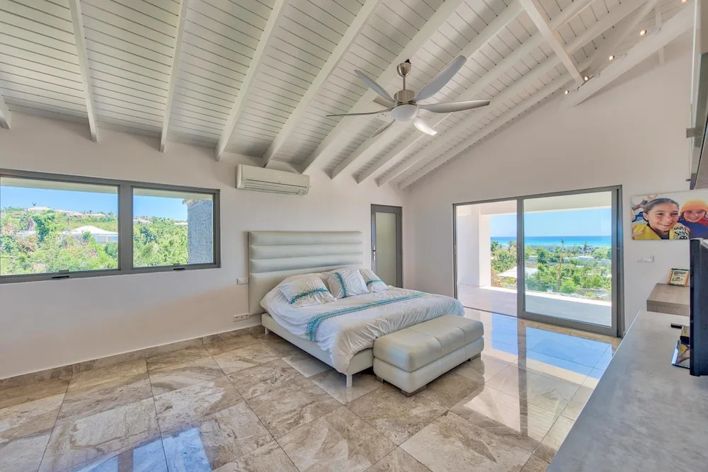 Swanky Caribbean Estate, Ocean Views, Heated Pool, AC, Free Wifi, Ping Pong, Pool Table