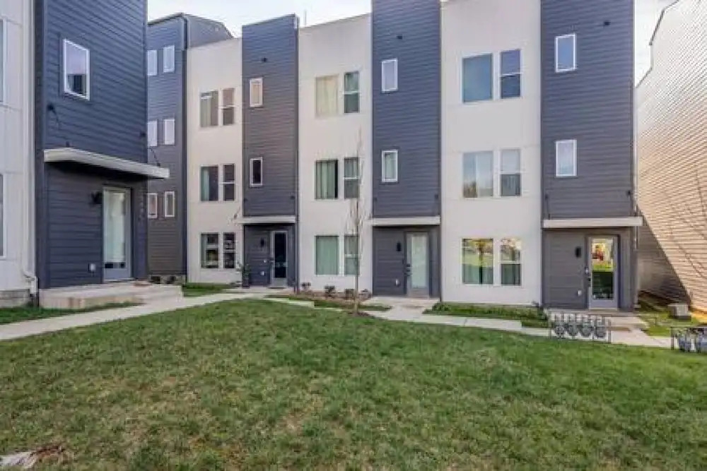 NEW Pink Howdy Oasis 13 Beds Rooftop View Parking