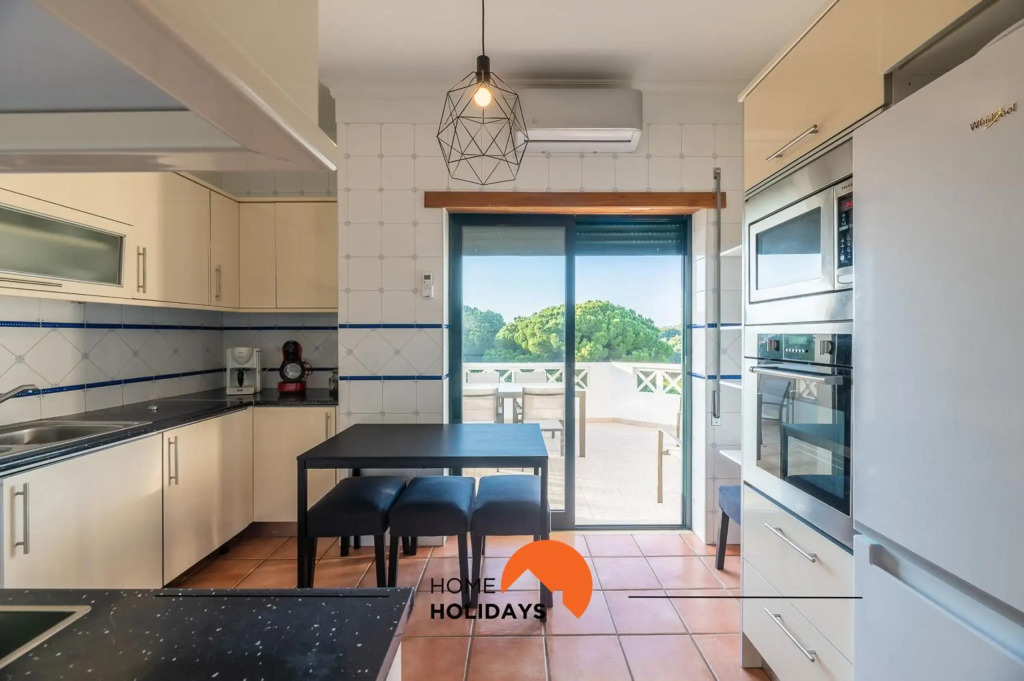 #071 Stunning Spacious Flat w Pool 5m Beach