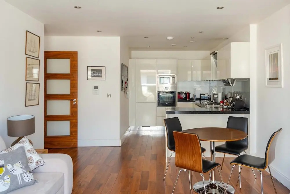 Lovely 1 Bedroom Home With Balcony - 4 Guests!